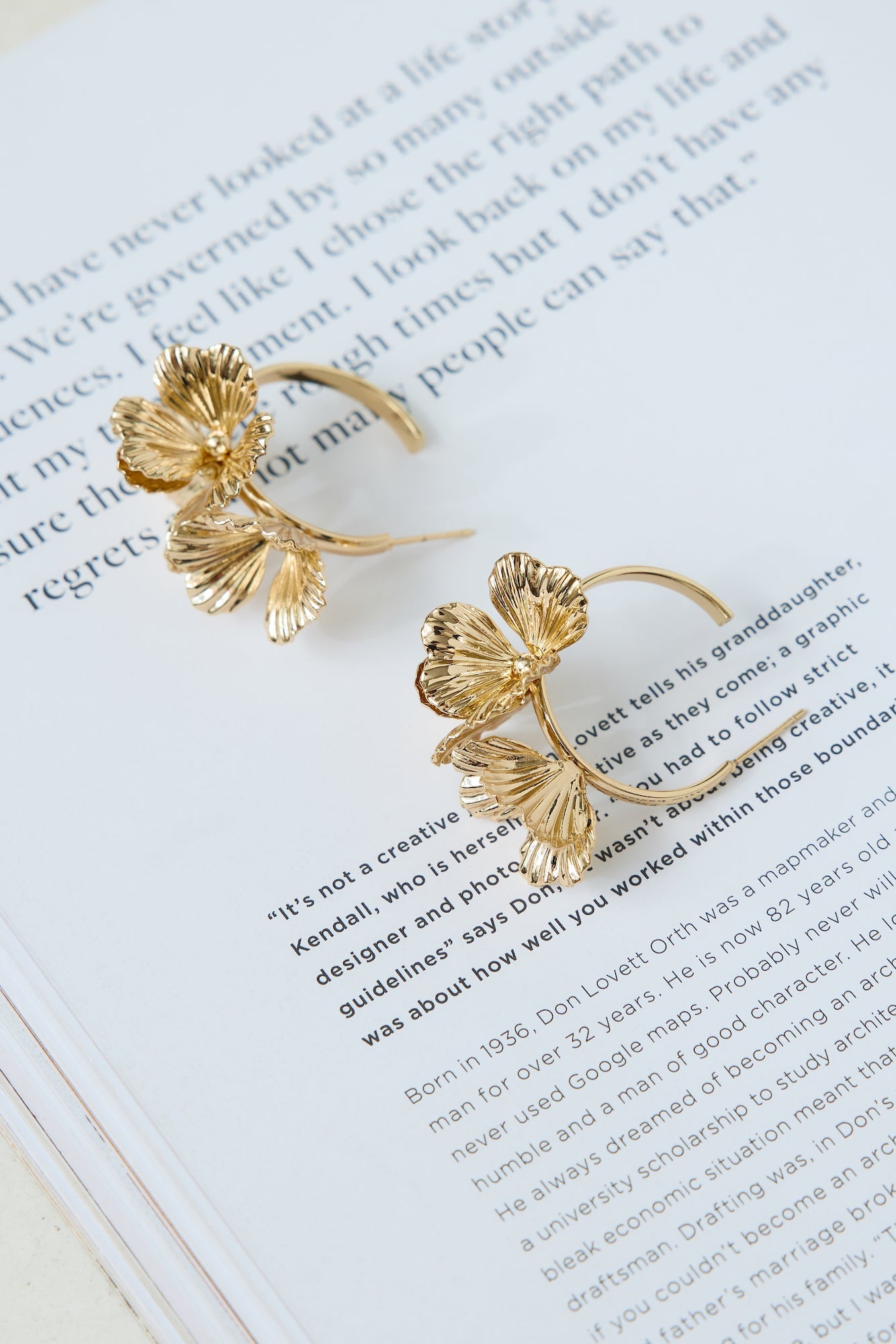 Singing Daisy Earrings Gold