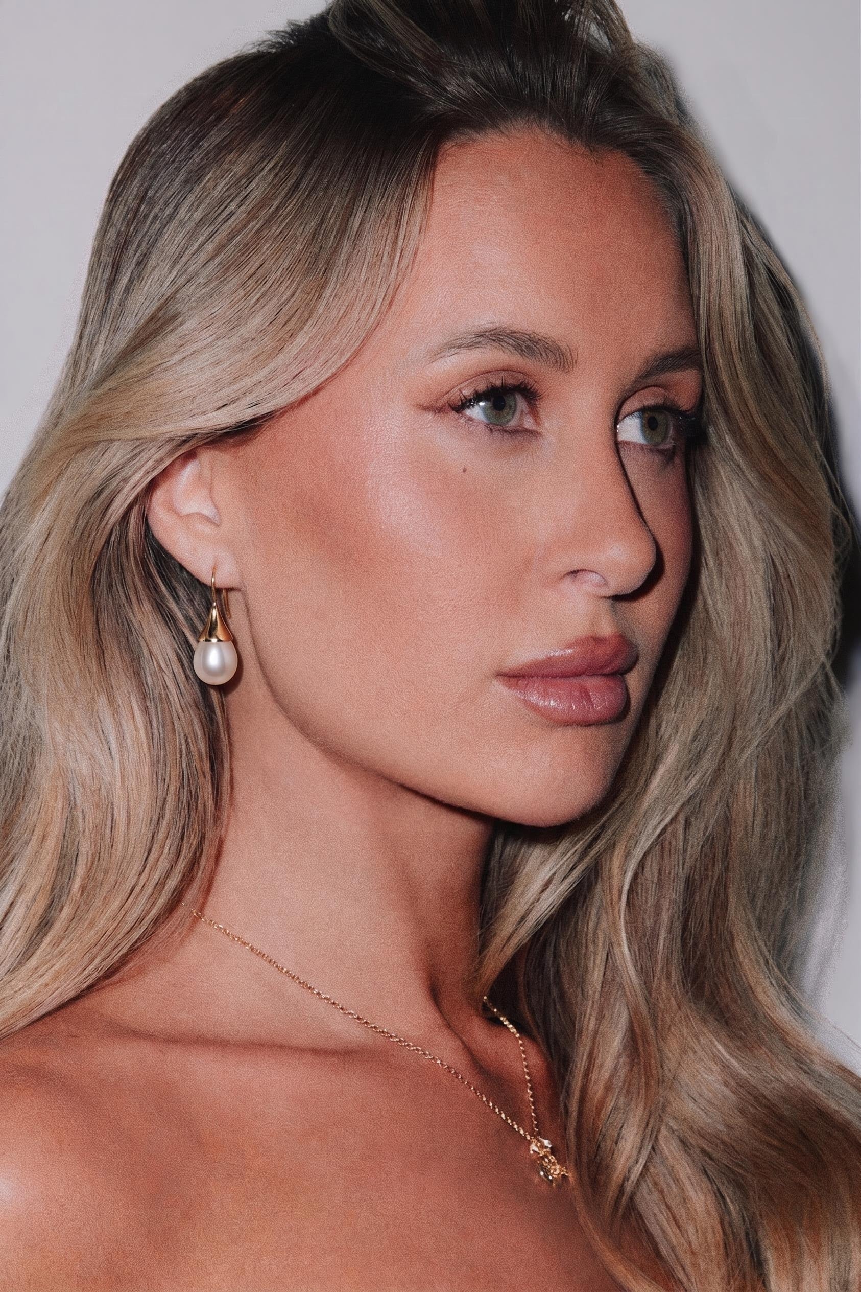 A Pearl Girl Earrings Gold