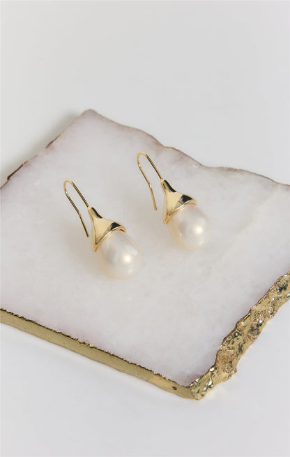 A Pearl Girl Earrings Gold