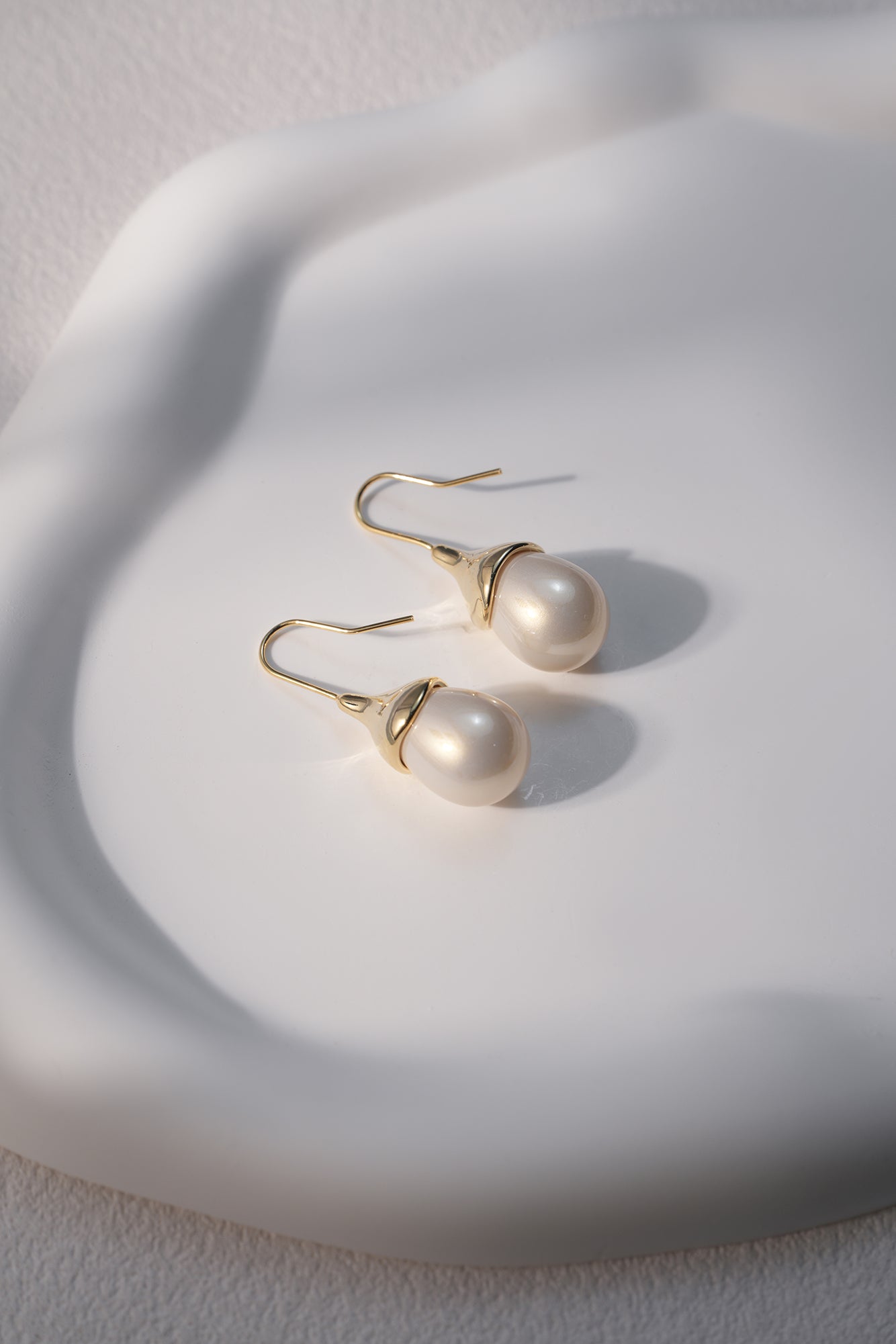 A Pearl Girl Earrings Gold