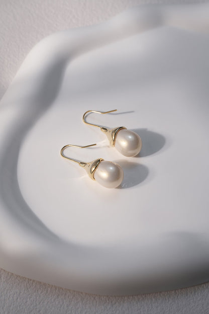 A Pearl Girl Earrings Gold